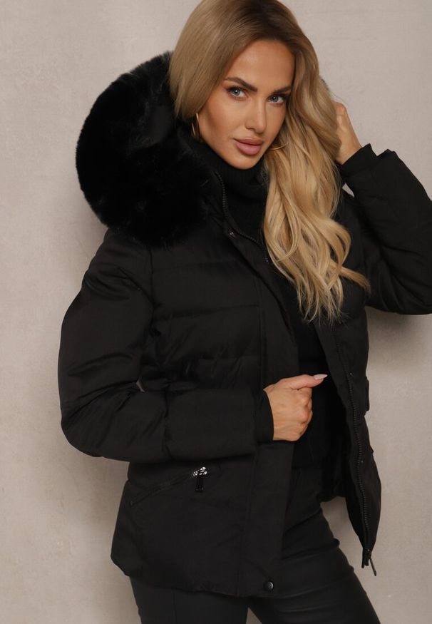 Renee - Czarna Kurtka z Pikowaniem Odpinanym Kapturem i Futerkiem z Paskiem Vortinay. Okazja: na co dzień. Kolor: czarny. Materiał: futro. Styl: elegancki, casual