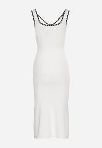 Born2be - Biała Sukienka Dzianinowa o Taliowanym Kroju na Ramiączkach z Lamówką Zenlimi. Okazja: na co dzień. Typ kołnierza: dekolt w kształcie V. Kolor: biały. Materiał: dzianina. Długość rękawa: na ramiączkach. Styl: casual, elegancki #4