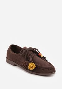 Renee - Ciemnobrązowe Mokasyny VICES ze Skórzaną Wkładką i Pomponami Loraerin. Nosek buta: okrągły. Kolor: brązowy. Materiał: skóra. Wzór: aplikacja. Obcas: na obcasie. Wysokość obcasa: niski #8