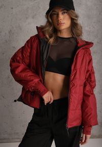 Renee - Czerwona Pikowana Kurtka Puffer z Kapturem Ozdobiona Napisami Orellana. Okazja: na co dzień. Typ kołnierza: kaptur. Kolor: czerwony. Materiał: poliester, jeans. Wzór: aplikacja, napisy. Sezon: wiosna. Styl: casual #6