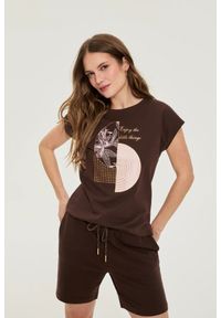 MOODO - T-shirt z nadrukiem brązowy. Kolor: brązowy. Materiał: bawełna. Wzór: nadruk #1