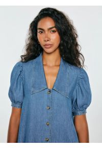 Big-Star - sukienka damska mini jeansowa z bufiastymi rękawami niebieska jennie 270. Okazja: na co dzień. Kolor: niebieski. Materiał: jeans. Długość rękawa: krótki rękaw. Typ sukienki: w kształcie A, trapezowe. Styl: casual. Długość: mini #6