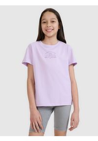 4f - 4F T-shirt regular z nadrukiem dziewczęcy - fioletowy 140 (9-10 lat). Okazja: na co dzień, na plażę. Kolor: fioletowy. Materiał: jersey, bawełna, materiał. Długość rękawa: krótki rękaw. Długość: krótkie. Wzór: nadruk. Sezon: lato. Styl: casual, klasyczny, sportowy #1