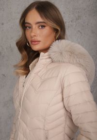 Renee - Jasnobeżowa Przejściowa Kurtka z Pikowaniem Bocznymi Ściągaczami i Kapturem Fezizia. Okazja: na co dzień. Kolor: beżowy. Materiał: futro, poliester, jeans. Styl: casual, elegancki #7