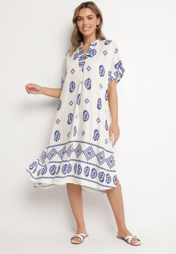 Born2be - Niebiesko-Kremowa Wiskozowa Sukienka Boho o Pudełkowym Kroju z Rozcięciami Nelbia. Okazja: na co dzień. Typ kołnierza: dekolt w serek. Kolor: niebieski. Materiał: wiskoza. Styl: boho