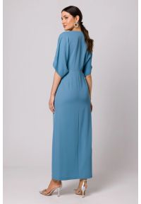 Makover - Długa sukienka z dekoltem V i rozcięciem kimonowa niebieska. Okazja: na ślub cywilny, na wesele, na imprezę. Kolor: niebieski. Typ sukienki: ołówkowe. Styl: wizytowy. Długość: maxi #3