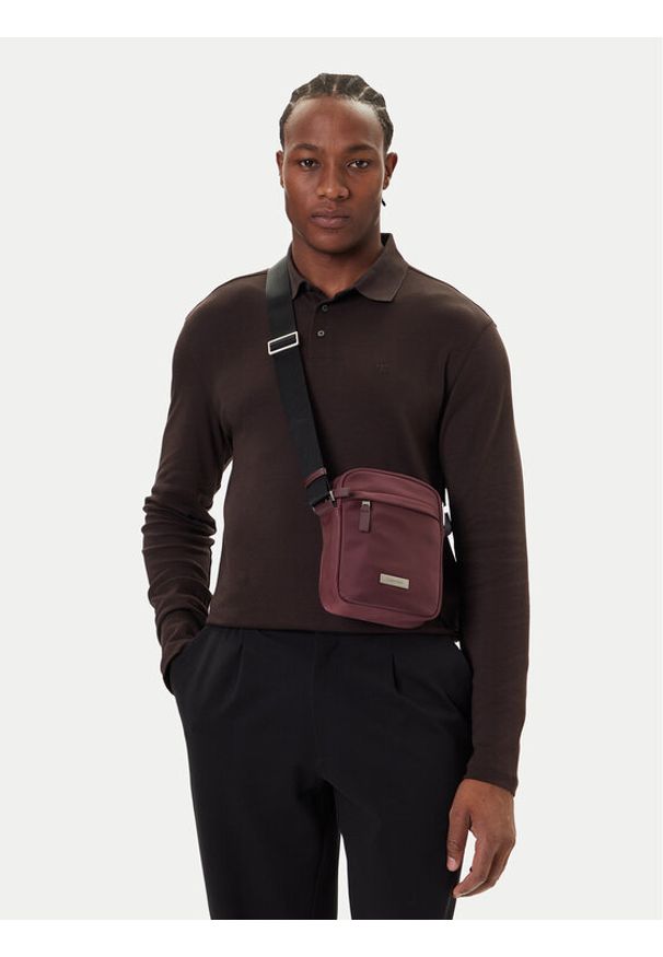 Calvin Klein Saszetka Sleek Reporter LV04D3180G Bordowy. Kolor: czerwony. Materiał: materiał