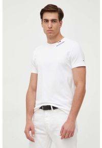 TOMMY HILFIGER - Tommy Hilfiger t-shirt bawełniany kolor biały z aplikacją. Kolor: biały. Materiał: bawełna. Długość rękawa: krótki rękaw. Długość: krótkie. Wzór: aplikacja. Styl: klasyczny