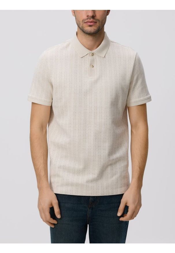 Reserved - Strukturalne polo regular fit - beżowy. Typ kołnierza: polo. Kolor: beżowy. Materiał: dzianina, bawełna