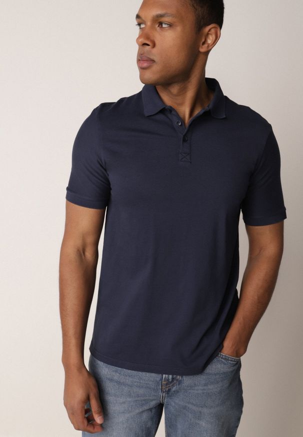 Born2be - Granatowa Gładka Koszulka Polo o Klasycznym Kroju Sinopea. Okazja: na co dzień, do pracy, na spotkanie biznesowe. Typ kołnierza: polo. Kolor: niebieski. Materiał: jeans. Wzór: gładki. Styl: klasyczny