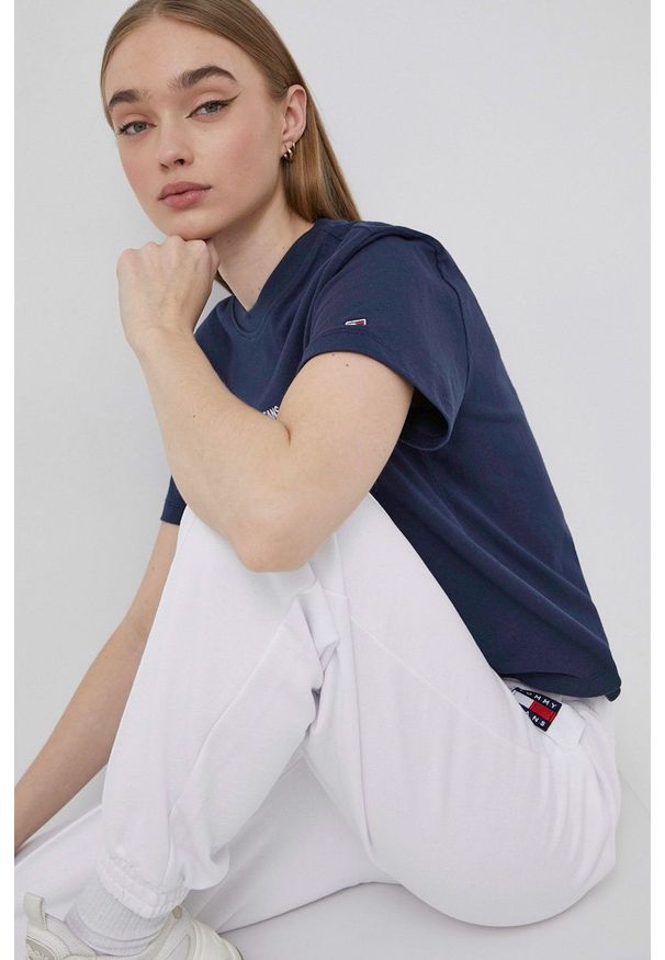 Tommy Jeans spodnie bawełniane kolor biały. Stan: podwyższony. Kolor: biały. Materiał: bawełna. Wzór: gładki