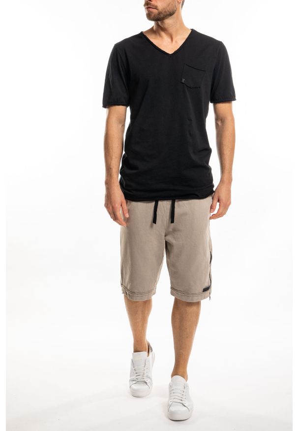Takeshy Kurosawa T-shirt "V-Neck". Okazja: na co dzień. Typ kołnierza: dekolt w serek. Materiał: tkanina. Wzór: aplikacja. Styl: casual