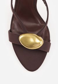 Born2be - Ciemnobrązowe Eleganckie Klapki na Szpilce z Owalną Metaliczną Aplikacją Zelleva. Okazja: na co dzień. Kolor: brązowy. Materiał: jeans. Wzór: aplikacja. Obcas: na szpilce. Styl: elegancki #3