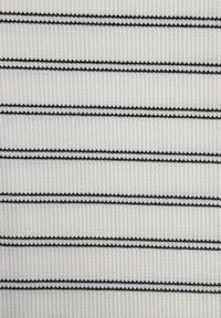 Born2be - Biało-Czarny Bawełniany T-shirt w Poziome Paski Rive. Okazja: do pracy, na co dzień. Kolor: czarny. Materiał: bawełna. Długość: krótkie. Wzór: paski. Styl: klasyczny, casual #7