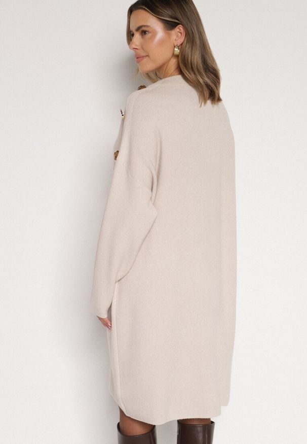 Born2be - Beżowa Sweterkowa Sukienka Pudełkowa Ozdobiona z Boku Guzikami Tustina. Okazja: na co dzień. Kolor: beżowy. Materiał: jeans. Wzór: aplikacja. Typ sukienki: proste. Styl: casual, elegancki