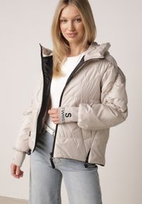 Born2be - Beżowa Przejściowa Kurtka Pikowana z Kapturem i Napisami na Rękawach Althone. Okazja: na co dzień. Typ kołnierza: kaptur. Kolor: beżowy. Materiał: poliester. Wzór: napisy. Styl: casual #5