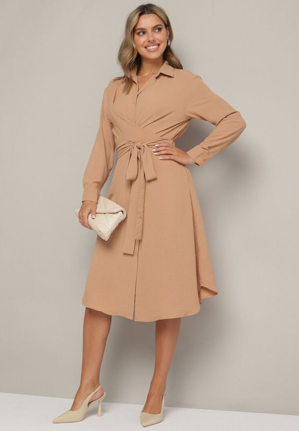 Born2be - Brązowa Koszulowa Sukienka Midi z Guzikami i Materiałowym Paskiem Tetenai. Okazja: na co dzień. Kolor: brązowy. Materiał: materiał. Typ sukienki: koszulowe. Styl: casual. Długość: midi