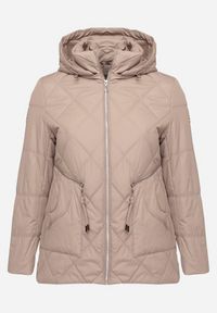 Born2be - Ciemnobeżowa Pikowana Kurtka z Kapturem i Ozdobnymi Suwakami Carnaye. Okazja: na co dzień, na spacer. Typ kołnierza: kaptur. Kolekcja: plus size. Kolor: beżowy. Materiał: jeans. Styl: sportowy, casual, elegancki #6