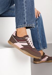 Born2be - Brązowe Sneakersy w Stylu Tenisówek Ozdobione Geometrycznym Wzorem Fesilia. Okazja: na co dzień. Kolor: brązowy. Materiał: jeans. Wzór: aplikacja, geometria