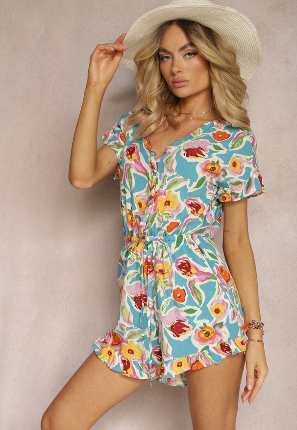 Renee - Jasnoniebieski Krótki Kombinezon z Wiskozy z Ozdobnymi Falbankami w stylu Boho Tatella. Kolor: niebieski. Materiał: wiskoza. Długość: krótkie. Sezon: lato. Styl: boho