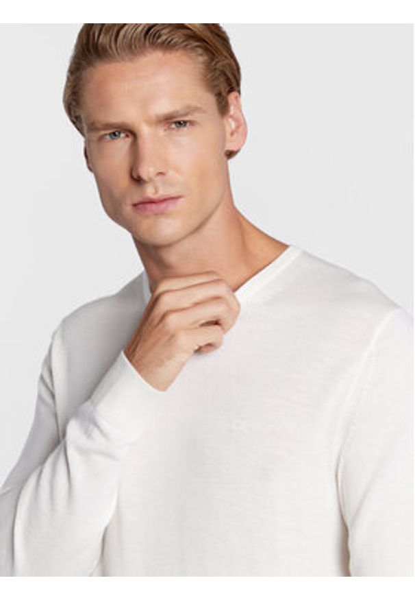 Calvin Klein Sweter Superior K10K109474 Biały Regular Fit. Kolor: biały. Materiał: wełna