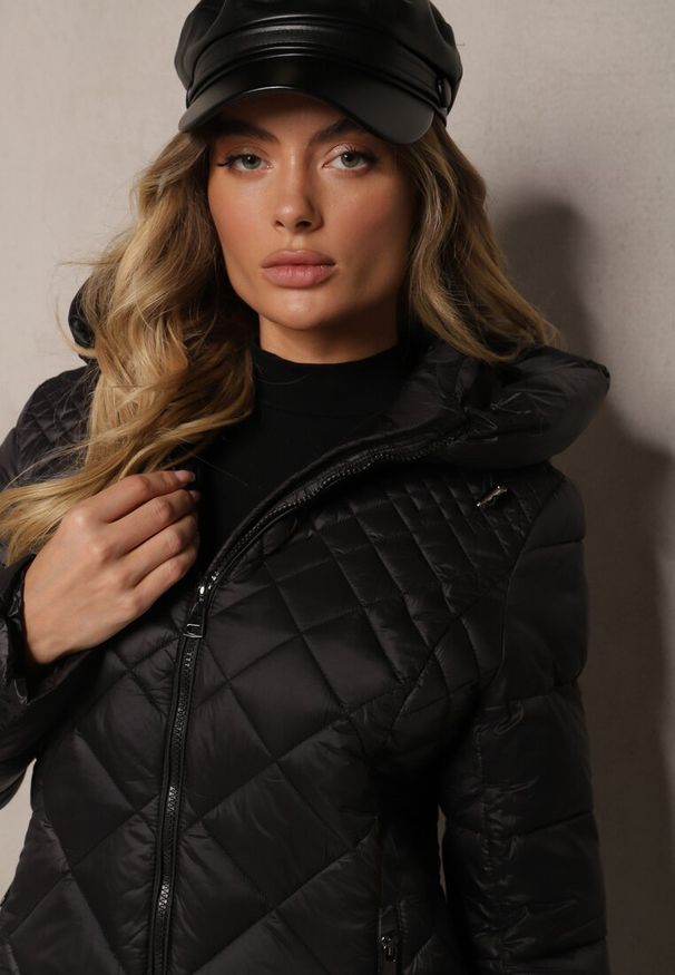 Renee - Czarna Kurtka Pikowana o Długim Kroju z Kapturem Erivana. Okazja: na co dzień. Typ kołnierza: kaptur. Kolor: czarny. Materiał: jeans. Długość: długie. Styl: casual, elegancki