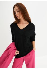 bonprix - Sweter oversize w prążek. Kolor: czarny. Długość: długie. Wzór: prążki #1