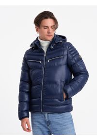 Ombre Clothing - Mocno ocieplona pikowana kurtka męska z odpinanym kapturem – granatowa V2. Typ kołnierza: kołnierzyk stójkowy. Kolor: niebieski. Materiał: syntetyk, skóra, materiał. Długość: krótkie. Wzór: gładki, aplikacja. Styl: sportowy