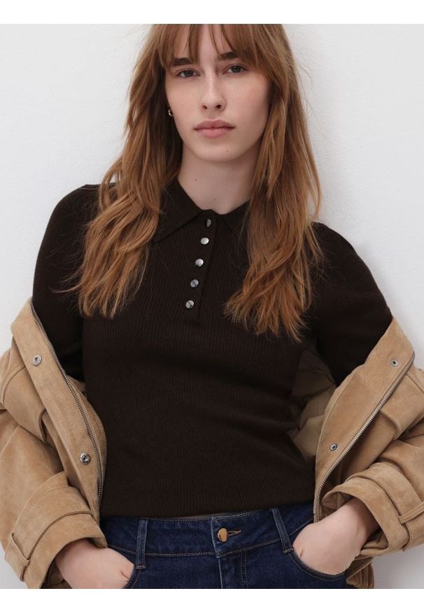 Reserved - Sweter polo z wełną - brązowy. Typ kołnierza: polo. Kolor: brązowy. Materiał: wełna