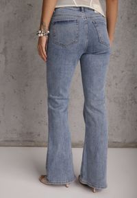 Renee - Niebieskie Jeansy o Kroju Flare z Bawełną Zapinane na Dwa Guziki Chasea. Kolor: niebieski. Długość: krótkie. Styl: retro, klasyczny #4