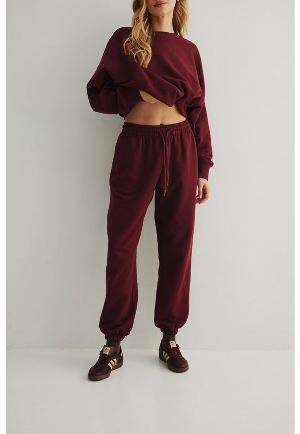 Marsala - Spodnie typu jogger w kolorze BURGUNDY - AUSTIN-XS. Stan: podwyższony. Materiał: bawełna, dzianina, poliester, dresówka. Wzór: haft. Styl: elegancki