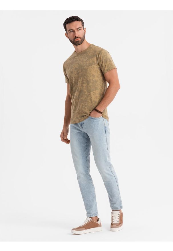 Ombre Clothing - Wzorzysta bawełniana męska koszulka z krótkim rękawem – oliwkowa V3 OM-TSFP-0223 - XXL. Okazja: na co dzień. Kolor: oliwkowy. Materiał: bawełna. Długość rękawa: krótki rękaw. Długość: krótkie. Wzór: nadruk. Styl: klasyczny, casual