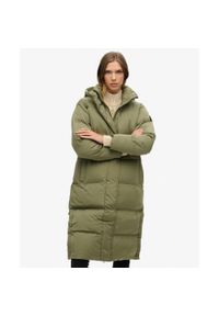 Superdry - Długi pikowany płaszcz z kapturem. Typ kołnierza: kaptur. Kolor: zielony. Długość rękawa: długi rękaw. Długość: długie. Styl: elegancki #1