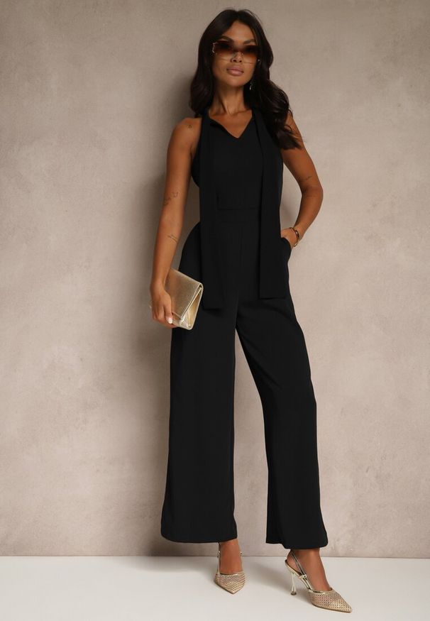 Renee - Czarny Kombinezon Wide Leg z Ozdobnym Wiązaniem przy Szyi Silelia. Okazja: na co dzień. Kolor: czarny. Długość rękawa: bez rękawów. Styl: casual, klasyczny, elegancki