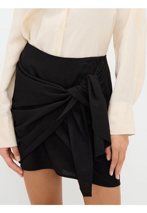 Reserved - Spódnica mini z wiązaniem - czarny. Kolor: czarny. Materiał: len, wiskoza