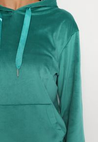 Born2be - Jasnozielony Komplet Dresowy z Bawełną Bluza z Kapturem i Kieszenią Spodnie z Gumką w Talii Quesaria. Kolor: zielony. Materiał: dresówka, bawełna