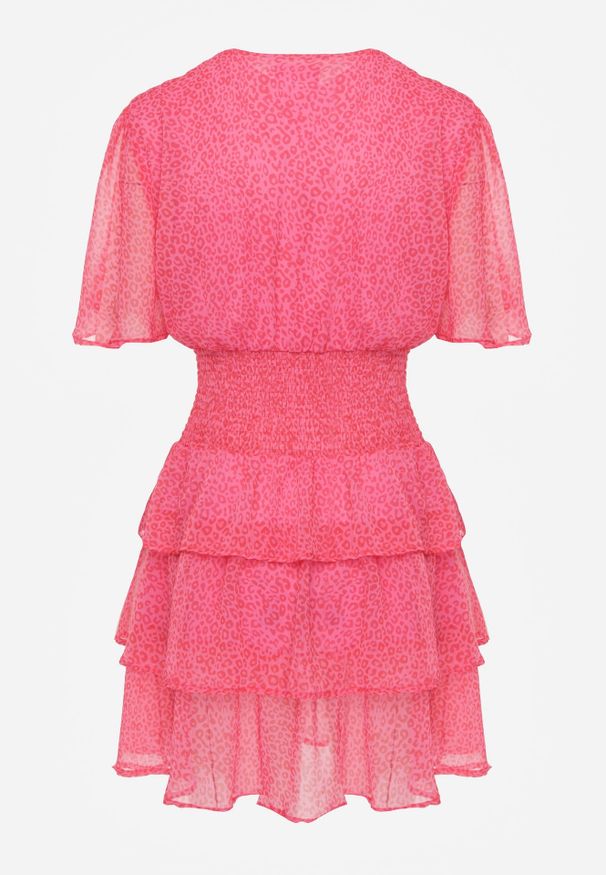 Renee - Różowa Sukienka Mini z Falbankami i Marszczeniem w Talii Kraisa. Typ kołnierza: kołnierz z falbankami. Kolor: różowy. Materiał: tkanina. Długość rękawa: krótki rękaw. Wzór: aplikacja. Sezon: wiosna, lato. Długość: mini