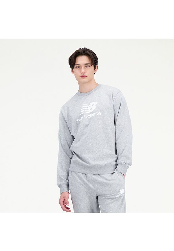 Bluza męska New Balance MT31538AG – szara. Kolor: szary. Materiał: dresówka, bawełna, prążkowany, poliester. Wzór: napisy