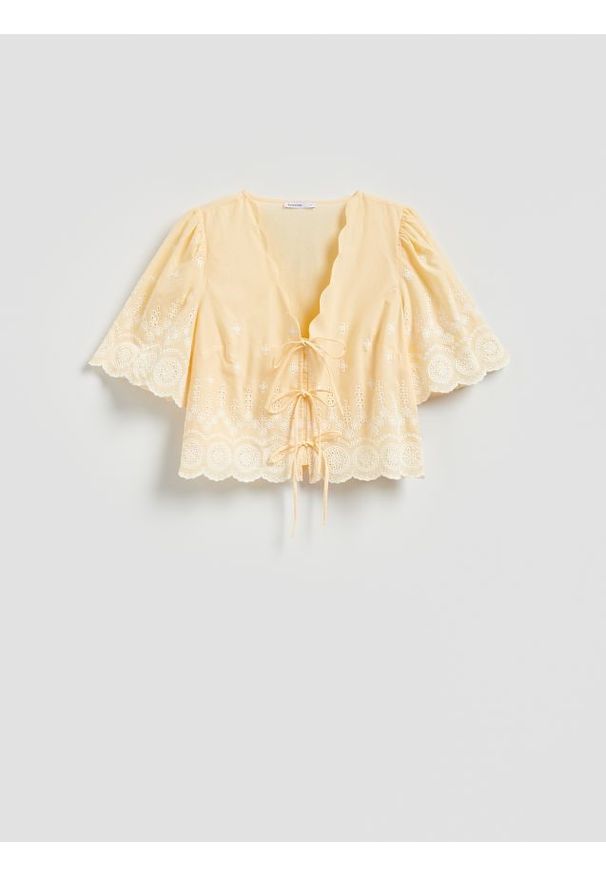Reserved - Bluzka z ażurowymi detalami - jasnożółty. Kolor: żółty. Materiał: bawełna, tkanina. Wzór: ażurowy