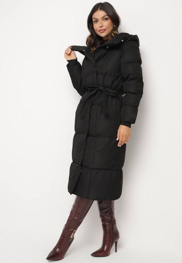 Born2be - Czarna Długa Kurtka Pikowana z Kapturem i Wysokim Kołnierzem Wiązana w Talii Zevrira. Okazja: na co dzień. Typ kołnierza: kaptur. Kolor: czarny. Materiał: jeans, materiał. Długość: długie. Styl: klasyczny, casual, elegancki, sportowy