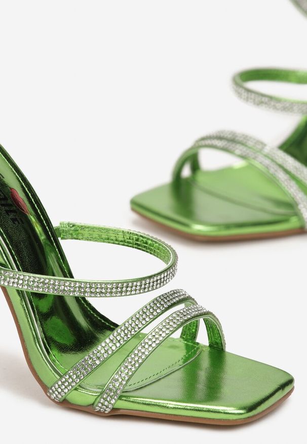 Renee - Zielone Sandały na Transparentnej Szpilce z Kwadratowym Noskiem i Paskami w Cyrkonie Couria. Zapięcie: pasek. Kolor: zielony. Wzór: aplikacja. Styl: glamour