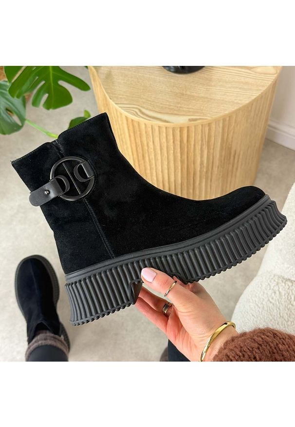 Czarne skórzane botki damskie T.Sokolski 519. Okazja: na co dzień, do pracy, na spacer. Nosek buta: okrągły. Kolor: czarny. Materiał: skóra, zamsz. Szerokość cholewki: normalna. Wzór: aplikacja. Sezon: zima, jesień. Styl: klasyczny, casual, elegancki