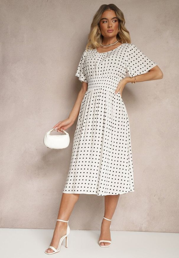Renee - Biała Bawełniana Sukienka o Rozkloszowanym Fasonie w Kropki Tolimirae. Okazja: na co dzień. Kolor: biały. Materiał: bawełna. Długość rękawa: krótki rękaw. Wzór: kropki. Sezon: lato. Typ sukienki: rozkloszowane. Styl: casual