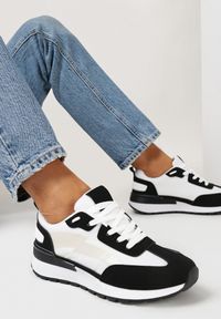 Born2be - Czarno-Białe Sneakersy z Kolorowymi Wstawkami Rawilo. Kolor: czarny. Materiał: jeans, dresówka. Wzór: kolorowy