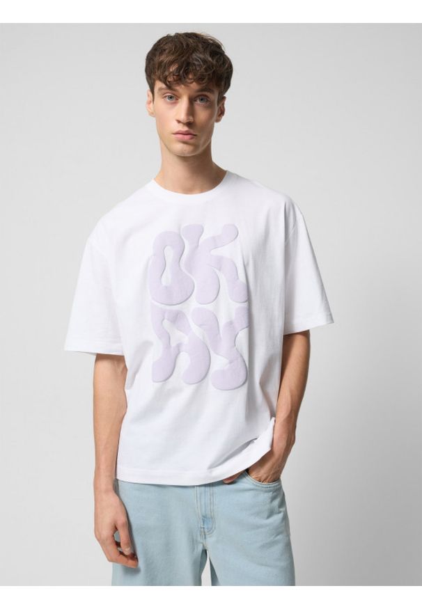 outhorn - T-shirt oversize z nadrukiem męski - biały. Okazja: na plażę. Kolor: biały. Materiał: bawełna, materiał, dzianina. Wzór: nadruk. Styl: wakacyjny