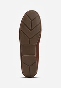 Born2be - Brązowe Mokasyny VICES ze Skórzaną Wkładką i Metalową Ozdobą Aquilin. Nosek buta: okrągły. Kolor: brązowy. Materiał: skóra. Wzór: aplikacja. Obcas: na obcasie. Styl: klasyczny. Wysokość obcasa: niski #9