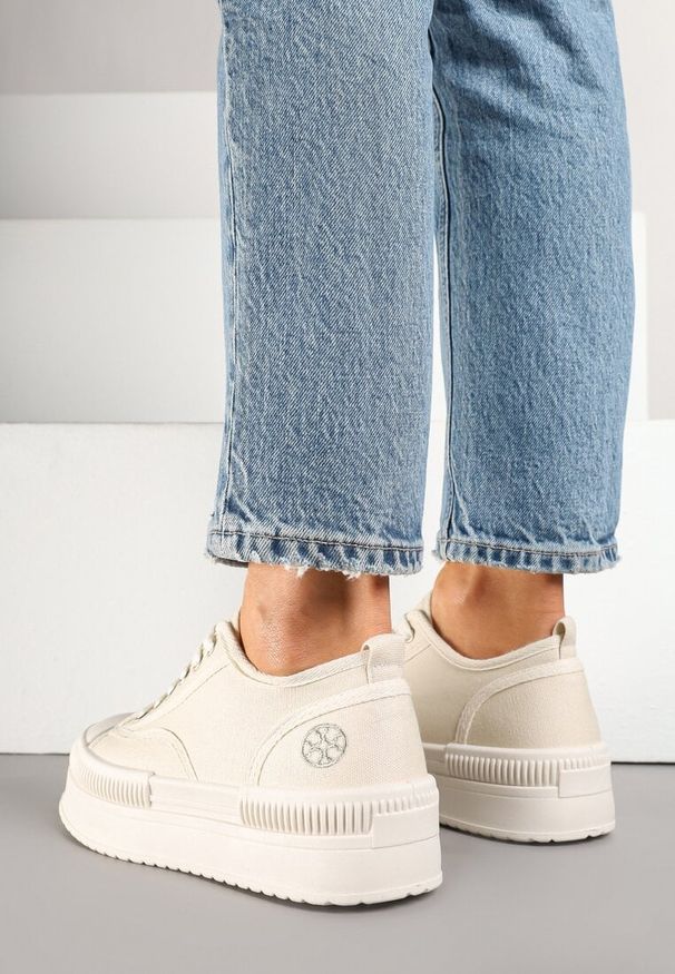 Born2be - Beżowe Trampki na Grubej Podeszwie Ozdobione Metaliczną Aplikacją Efadelis. Okazja: na co dzień. Kolor: beżowy. Materiał: jeans. Wzór: aplikacja. Styl: casual