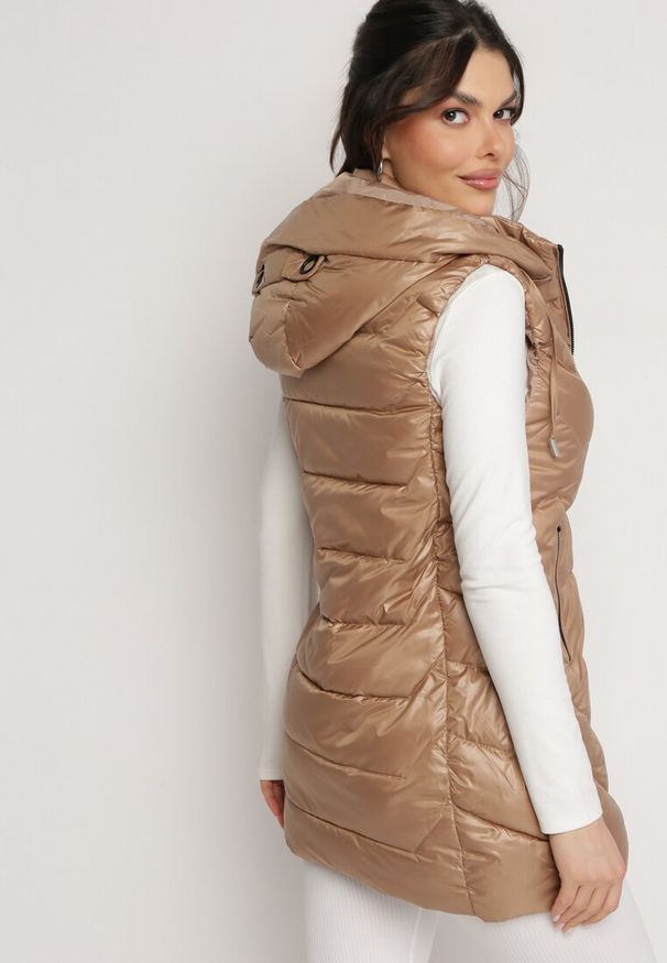 Born2be - Ciemnobeżowa Kamizelka z Odpinanym Kapturem Pikowana z Kieszeniami Quillasa. Kolor: beżowy. Materiał: materiał. Sezon: wiosna, jesień