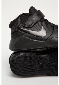Nike Kids - Buty dziecięce Team Hustle D 9. Nosek buta: okrągły. Zapięcie: rzepy. Kolor: czarny. Materiał: materiał, syntetyk, skóra, guma, zamsz. Szerokość cholewki: normalna #4