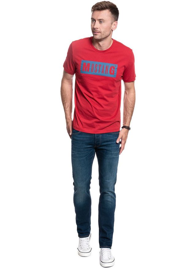 Mustang - MUSTANG Alex C LOGO Tee 1009738 7189. Okazja: na co dzień, na imprezę. Materiał: bawełna, materiał, tkanina, jeans. Długość rękawa: krótki rękaw. Długość: krótkie. Wzór: nadruk. Styl: klasyczny, casual